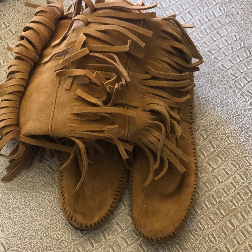Minnetonka Women’s Three Layer Fringe Boots Size 9 - image 4